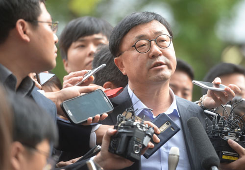 조인근 전 청와대 연설비서관이 28일 오후 서울 여의도 한국증권금융으로 들어서며 취재진 질문에 답변하고 있다. <사진제공=뉴시스>