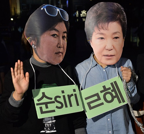 27일 오후 서울 종로구 세종로 사거리 일대에서 최순실 씨의 국정개입과 관련, 박근혜 대통령 하야를 요구하는 시민들이 규탄 퍼포먼스를 하고 있다. <사진제공=뉴시스>