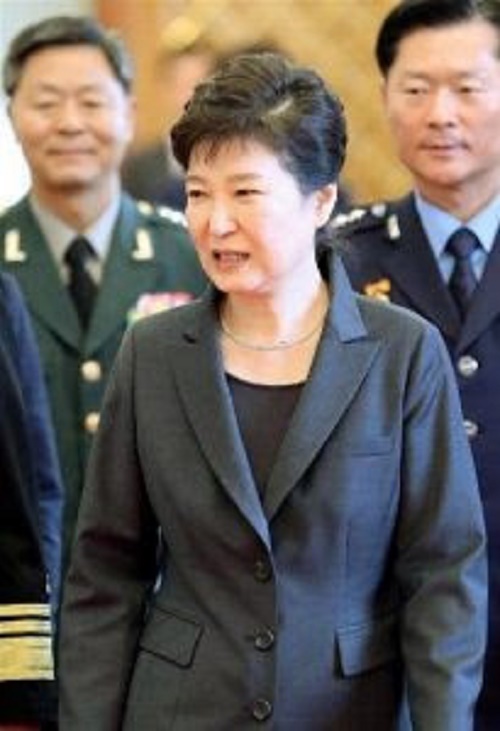 ソウルの青瓦台で行われた行事に出席した韓国の朴槿恵大統領＝２６日（聯合＝共同）청와대로 향하는 행사에 참석한 박근혜 대통령=26일(연합=공동)