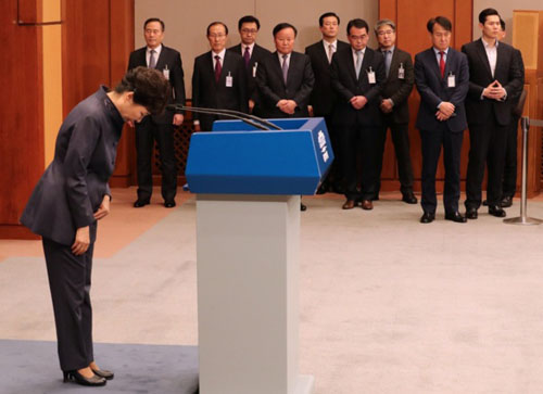 South Korean President Park Geun-hye bows after releasing a statement of apology during a news conference at the presidential Blue House in Seoul this week. (Yonhap/Reuters)한국 박근혜 대통령이 이번 주 청와대에서의 기자회견 중 사과문을 발표한 후 인사를 하고 있다.