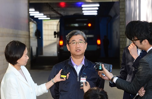 청와대 문건 유출 사건으로 기소돼 1심에서 징역 7년을 선고받았던 박관천 경정이 2심에서 집행유예로 석방된 지난 4월 29일 오후 서울 서초구 서울고등법원을 나서며 취재진 질문에 답변하고 있다. <사진제공=뉴시스>