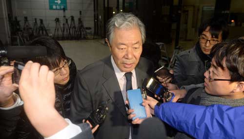 '비선실세' 국정농단 사태와 관련 최순실 씨가 31일 오후 서울 서초구 서울중앙지검에서 조사를 받고 있는 가운데 최씨의 변호인 이경재 변호사가 지검을 나와 이동하고 있다. <사진제공=뉴시스>