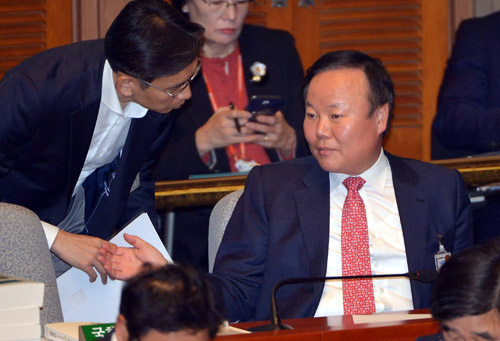 28일 오전 서울 여의도 국회에서 열린 예산결산특별위원회 전체회의에 참석한 김재원 청와대 정무수석이 회의에 참석하고 있다. <사진제공=뉴시스>