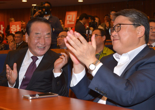 27일 오전 서울 여의도 국회 헌정기념관에서 새누리당 원유철 의원실 주최로 열린 '강한 대한민국 연구원 창립기념 세미나'에 참석한 새누리당 서청원 의원과 조원진 최고위원이 박수를 치고 있다. <사진제공=뉴시스>