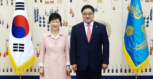 박근혜 대통령이 지난 6월 청와대에서 열린 신임 장·차관(급) 임명장 수여식에서 안종범 신임 정책조정수석에게 임명장 수여 후 기념촬영을 하고 있다. <사진제공=뉴시스>