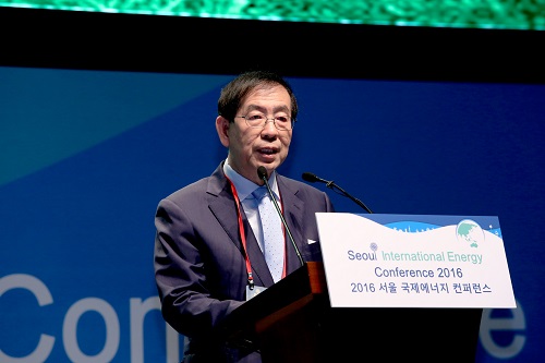 1일 서울 중구 서울시청에서 열린 제4회 서울국제에너지콘퍼런스에서 박원순 서울시장이 개회사를 하고 있다. <사진제공=뉴시스>