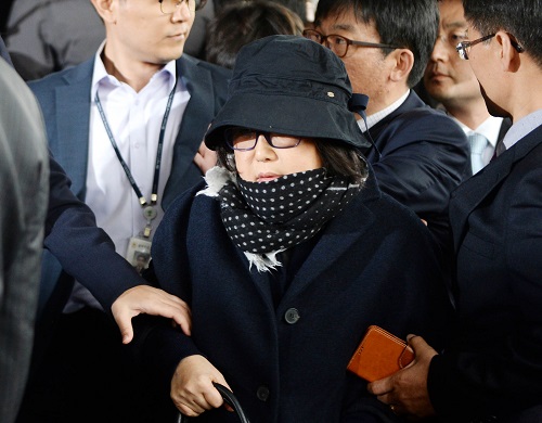 국정 개입 파문의 당사자인 최순실이 31일 오후 서울 서초구 서울중앙지방검찰청으로 출두하고 있다. <사진제공=뉴시스>