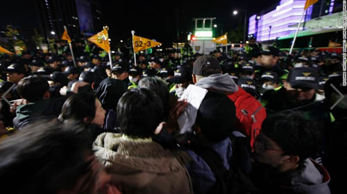 Thousands of South Koreans took to Seoul’s streets to demand President Park Geun-hye step down in the wake of allegations that Park let her friend, Choi Soon-Sil, interfere in important state affairs.수천 명의 시위자들이 박근혜가 친구 최순실로 하여금 주요 국정에 개입하게 했다는 혐의를 두고 박근혜 대통령의 퇴진을 요구하며 서울 거리로 나왔다.