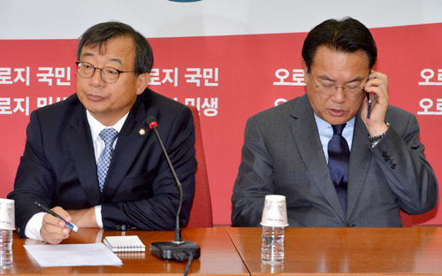 2일 오전 서울 여의도 국회 새누리당 당사에서 열린 당 대표 및 최고위원·중진의원 연석 간담회에 참석한 이정현 대표와 정진석 원내대표가 회의를 하고 있다. <사진제공=뉴시스>