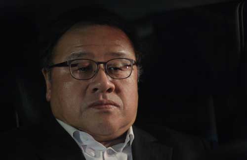 미르·K스포츠재단 설립·운영 개입 및 기업 상대 강제 모금 등의 혐의로 검찰 조사를 받다가 긴급체포된 안종범 전 청와대 정책조정수석이 3일 새벽 서울중앙지방검찰청에서 조사를 마치고 청사를 나서고 있다. <사진제공=뉴시스>