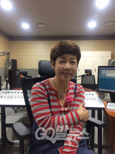 방송인 김미화씨가 1일 고발뉴스와의 인터뷰 후 포즈를 취하고 있다.ⓒ go발뉴스