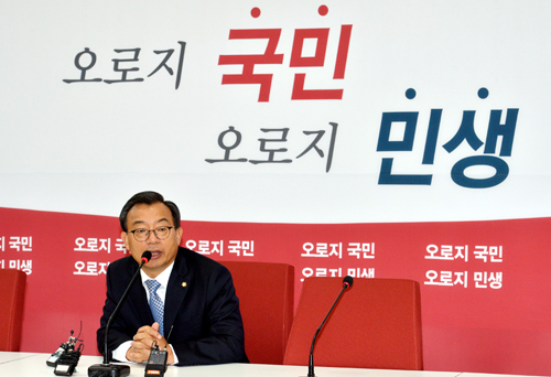 이정현 새누리당 대표가 3일 오후 서울 여의도 국회 대표실에서 기자 간담회를 하고 있다. <사진제공=뉴시스>