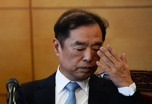 김병준 국무총리 후보자가 3일 오후 서울 종로구 금융감독원 연수원에서 기자간담회를 갖고 총리직 수락 배경에 대해 입장을 밝히던 중 울먹이고 있다. <사진제공=뉴시스>