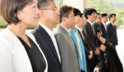 더불어민주당 박완주 원내수석부대표가 8월17일 오후 김주현 대검차장을 만나 백남기 농민사건 수사 촉구하기 위해 대검찰청을 항의방문 전 모두발언을 하고 있다. 이날 항의 방문에는 더불어민주당 이재정, 김정우, 송기헌, 백혜련, 박범계, 박 원내수석부대표, 기동민, 박주민, 김영진, 김영호 의원이 참석했다. <사진제공=뉴시스>