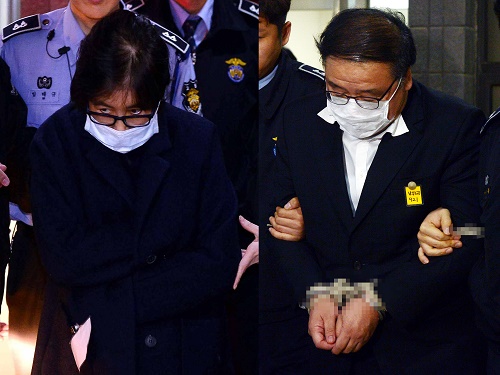 순실씨가 2일 서울 서초동 서울중앙지검에서 조사를 받은 후 서울구치소로 향하는 차량으로 이동하고 있다. 오른쪽은 직권남용 혐의로 긴급 체포된 안종범 전 청와대 정책조정수석이 4일 새벽 서울 서초구 서울중앙지방검찰청에서 조사를 마치고 구치소로 향하고 있다.<사진제공=뉴시스>