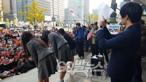 서울예고 미술과 80명을 대표해 발언에 나선 학생 3인이 발언에 앞서 참가자들에게 인사하고 있다. ⓒ go발뉴스