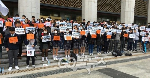 5일 서울 광화문 광장 건너편 세종문화회관 앞에서 중고등학생들이 모인 ‘중고생연대’가 박근혜 대통령의 하야를 촉구하는 시국선언을 발표했다. ⓒ 신예섭