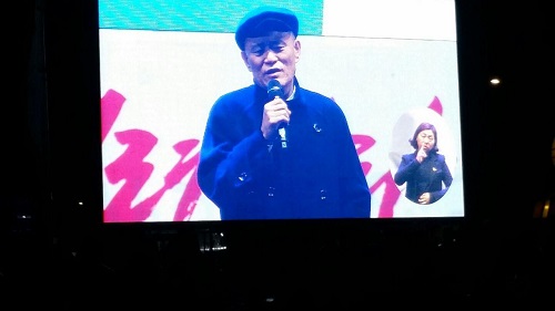 박근혜 하야 시민 집회에 동참한 도올 김용옥 교수가 연단에 올라 발언을 하고 있다.