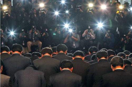 Lawmakers from the ruling South Korean Saenuri Party bow in a show of apology at the National Assembly building in Seoul한국의 집권 새누리당 국회의원들이 서울 국회의사당에서 사과의 표시로 고개를 숙이고 있다.