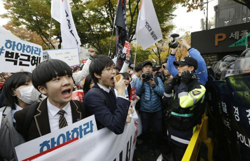 Students were blocked by police as they marched towards the presidential house학생들이 청와대로 행진하자 경찰이 막아섰다.