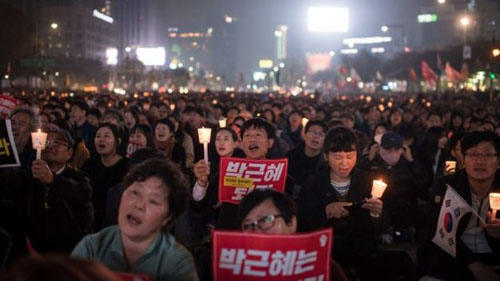 Protesters chanted, sang and held banners시위 군중은 구로를 외치고 노래를 부르고 피켓을 들었다.