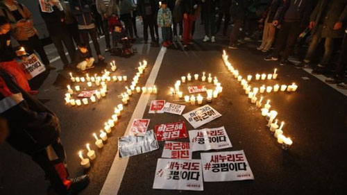 Protest organisers claimed 200,000 people turned out in Seoul시위 주최측은 서울에서 20만 명의 시민이 모였다고 말했다.