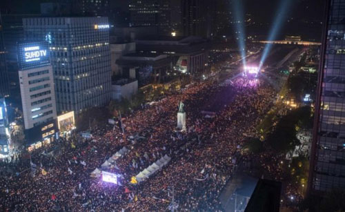 Protest organisers claimed 200,000 people turned out in Seoul시위 주최측은 서울에서 20만 명의 시민이 모였다고 말했다.