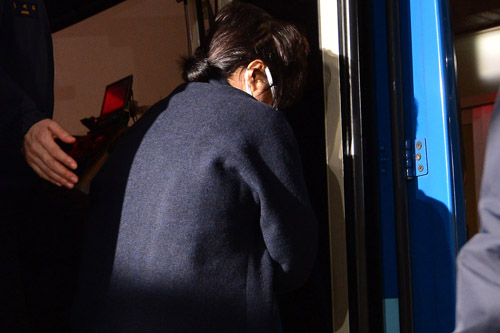 직권남용 등 혐의로 구속된 ‘청와대 비선실세’ 최순실 씨가 조사를 받기 위해 6일 오전 서울 서초구 서울중앙지검에 도착, 호송차에서 고개를 돌려 뒤로 내리고 있다. <사진제공=뉴시스>