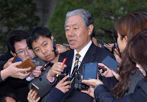 '비선실세', '국정농단' 의혹의 중심에 선 최순실 씨(최서원으로 개명)의 변호인 이경재 변호사가 3일 서울시 서초동 서울중앙지방법원에서 열린 최 씨의 영장실질심사를 마친 뒤 취재진의 질문에 답하고 있다. <사진제공=뉴시스>