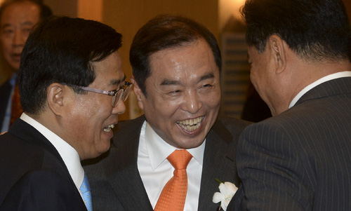 김병준(가운데) 국무총리 후보자가 5일 오후 서울 서초구 한 호텔에서 열린 둘째 딸 결혼식에서 환한 표정으로 하객을 맞이하고 있다. <사진제공=뉴시스>