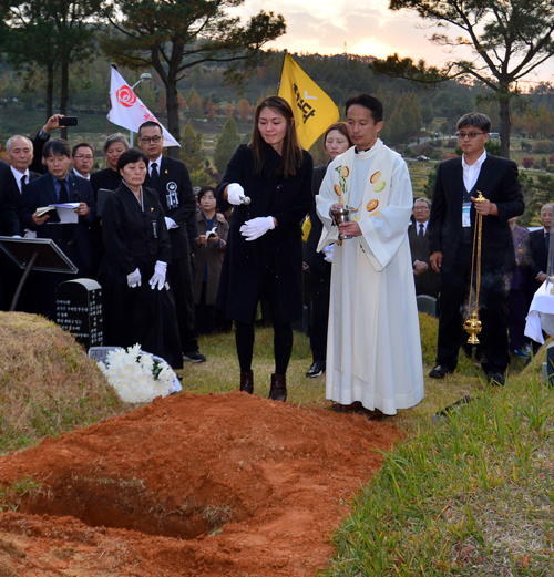6일 오후 광주 북구 망월동 민족민주열사묘역(옛 망월묘역)에서 '생명과 평화의 일꾼 고(故) 백남기 농민 민주사회장 하관식'이 열린 가운데 유족이 성수를 뿌리고 있다. <사진제공=뉴시스>