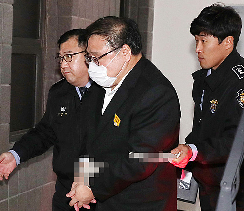 박근혜 정부 '비선실세'로 지목된 최순실 씨와 공모해 기업에 영향력을 행사, 기부를 강요한 혐의로 구속된 안종범 전 청와대 정책조정수석이 검찰 조사를 받기위해 6일 오후 서울 서초구 서울중앙지검에 들어가고 있다. <사진제공=뉴시스>