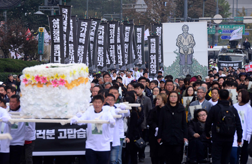 고 백남기 농민의 운구행렬이 5일 서울 명동성당을 출발해 영결식장인 광화문광장으로 향하고 있다. <사진제공=뉴시스>