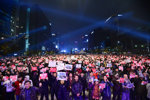 5일 서울 광화문 광장에서 열린 '내려와라 박근혜 2차 범국민행동' 문화제에서 시민들이 박근혜 대통령 퇴진을 촉구하는 구호를 외치고 있다. <사진제공=뉴시스>
