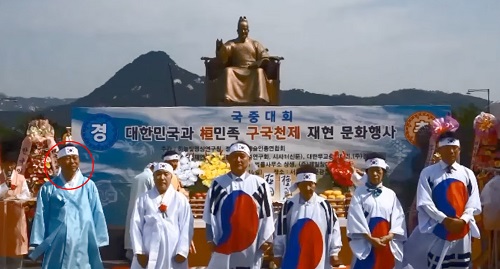 박승주(왼쪽) 국민안전처 장관 내정자가 지난 5월 서울 광화문광장에서 열린 구국 천제 기도회에 참석한것으로 알려졌다.'구국 천제' 기도회는 한 명상 모임이 주도해 국민이 바른 마음을 가지도록 하는 국민운동을 벌이겠다며 올해 설립된 것으로 박 내정자는 이 행사를 주최한 단체의 부총재이자 진행위원장 자격으로 참석했다. <사진=뉴시스/유튜브 캡쳐>