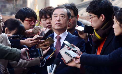 김병준 국무총리 내정자가 8일 서울 통의동 금융감독원 연수원으로 들어서며 취재진의 질문에 답변하고 있다. 이날 박근혜 대통령은 김 국무총리 후보자 지명을 철회하고 국회가 추천하는 총리를 임명하겠다는 뜻을 밝혔다. <사진제공=뉴시스>