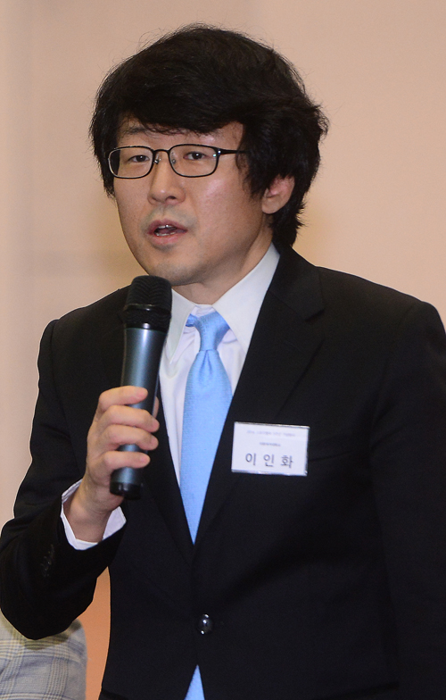 7일 오후 서울 서대문구 이화여자대학교 ECC 이삼봉홀에서 열린 스토리헬퍼 3주년 기념 및 스토리헬퍼 후속작 제작 발표회에서 류철균(50. 필명 이인화) 이화여대 교수가 스토리헬퍼 후속작 제작 배경 및 개요에 대해 설명한 후 질문에 답하고 있다. <사진제공=뉴시스>