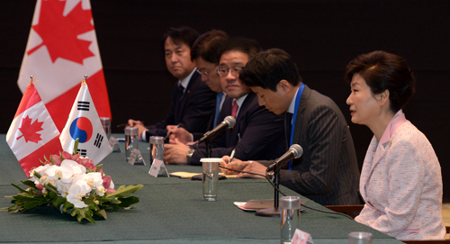 APEC 정상회의에 참석한 박근혜 대통령이 2015년 11월8일(현지시간) 오전 마닐라 호텔에서 저스틴 트뤼도 캐나다 총리와 정상회담을 하고 있다. <사진제공=뉴시스>