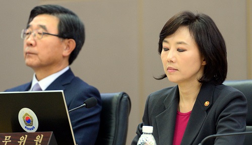 조윤선 문화체육관광부 장관이 8일 오전 정부세종청사에서 열린 국무회의에 참석, 황교안 국무총리의 모두발언을 들으며 눈을 감고 있다. <사진제공=뉴시스>