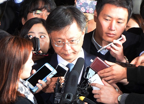 가족회사 '정강' 공금 유용 등 각종 비위 의혹이 제기된 우병우 전 청와대 민정수석비서관이 6일 오전 서울 서초동 서울중앙지검에 출석해 취재진 질문을 듣고 있다. <사진제공=뉴시스>