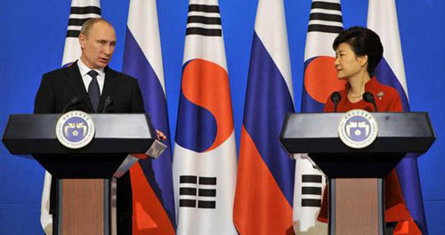 Russian President Vladimir Putin holds a news conference in Seoul with South Korean President Park Geun-hye. (Jung Yeon-Je-pool/Getty Images)러시아 대통령 블라디미르 푸틴이 서울에서 한국 대통령과 기자 회견을 하고 있다. 박근혜.