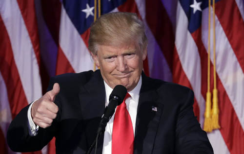 도널드 트럼프 미국 대통령 당선인이 9일(현지시간) 뉴욕에서 승리연설을 하는 동안 엄지손가락을 치켜올려 보이고 있다. <사진제공=뉴욕=AP/뉴시스>