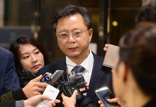 가족회사 '정강' 공금 유용 등 각종 비위 의혹이 제기된 우병우 전 청와대 민정수석비서관이 7일 오전 서울 서초동 서울중앙지방검찰청에서 피의자 신분으로 소환 조사를 받은 뒤 귀가하며 취재진의 질문에 답하고 있다. <사진제공=뉴시스>