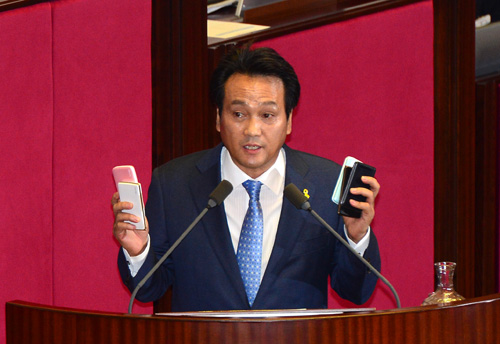 더불어민주당 안민석 의원이 11일 오전 서울 여의도 국회 본회의장에서 열린 최순실 게이트 등 진상규명에 대한 긴급현안질문에서 대포폰을 들어 보이며 김현웅 법무부 장관에게 질문하고 있다. <사진제공=뉴시스>