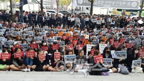 중고등학생들이 5일 서울 광화문 광장 건너편 세종문화회관 앞에서 기자회견을 열고, 박근혜 대통령 하야를 촉구하고 있다. ⓒ go발뉴스