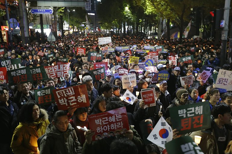 Hundreds of thousands of people flooded Seoul’s streets on Saturday (Picture: AP Photo/Ahn Young-joon) 토요일 수십 만의 시민들이 서울의 거리를 메웠다.