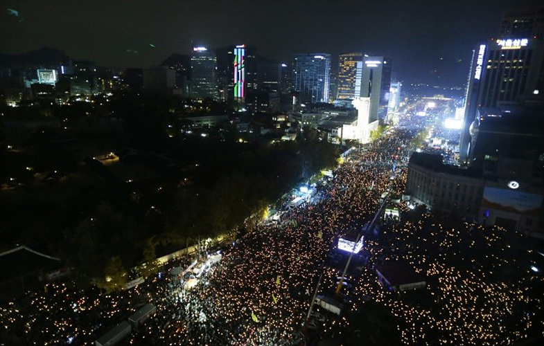 Protesters march toward presidential house after a rally calling for South Korean President Park Geun-hye to step down (Picture: AP Photo/Ahn Young-joon)시위자들이 한국 박근혜 대통령의 퇴진을 요구하는 집회를 가진 후 청와대를 향해 행진 중이다.