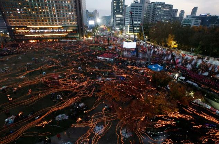 South Koreans march toward the presidential house with candlelight (Picture: Jeon Heon-kyun/Pool Photo via AP한국민들이 촛불을 들고 청와대를 향해 행진하고 있다.