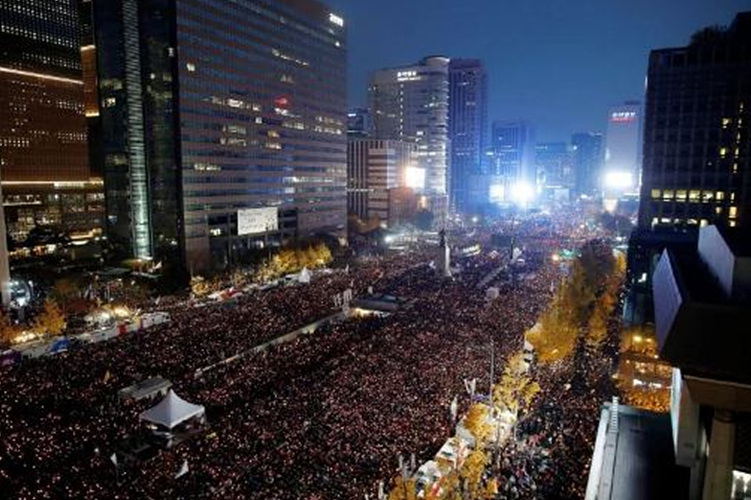 People gather during a protest against South Korean President Park Geun-Hye (Picture: EPA/KIM HON-JI / POOL)시민들이 한국 박근혜 대통령에 반대하는 시위에 모여 있다.