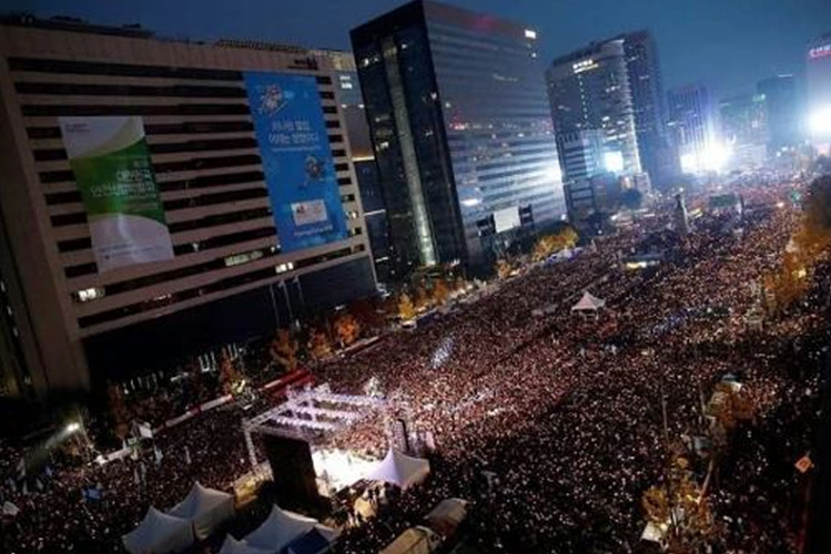 People gather during a protest against South Korean President Park Geun-Hye (Picture: EPA/KIM HON-JI / POOL)시민들이 한국 박근혜 대통령에 반대하는 시위에 모여 있다.